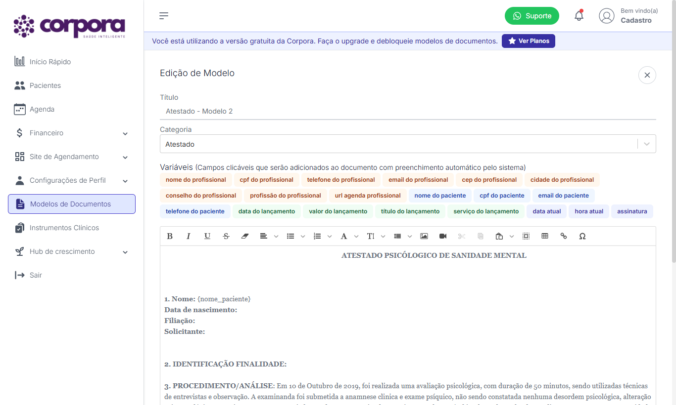 Tela de Edição de Modelo com Título, Categoria, faixa de Variáveis e editor rich text.